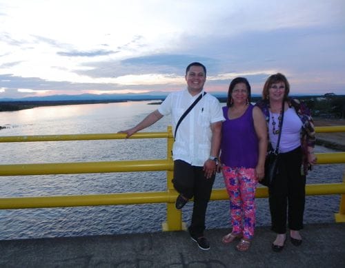 David, Nidia y Xiomi, al fondo el río Magdalena se pierde en el horizonte.