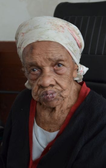 104 años