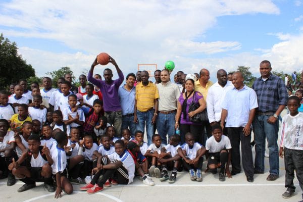 Oswaldo Tamayo ingeniero que construyó las canchas y el alcalde de Guachené, Francisco Paz.