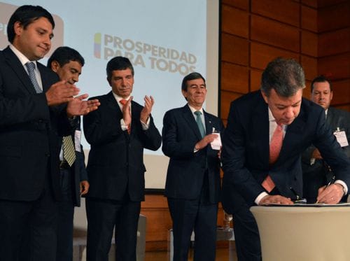 Presidente firma ley trabajador cesante