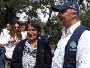 El Presidente del Banco Agrario con Rosa Elena, una de las beneficiarias en el municipio de Totoró.