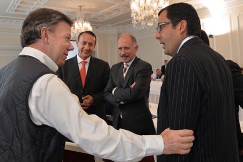 El presidente Juan Manuel Santos saluda a los gobernadores de Cundinamarca, Álvaro Cruz; del Cauca, Temístocles Ortega, y de Boyacá, Juan Carlos Granados. presidente-gobernadores