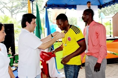 Dr. Juan Diego Saa Tafur, Administrador Comfacauca, Zona Norte del Cauca, premia a deportistas de la empresa PAVCO