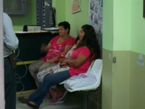 Familiares esperando atención médica