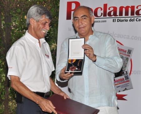 Representante Carlos Julio Bonilla Soto, hace entrega de la condecoración Orden Democracia "Simón Bolívar" al director de Proclama del Cauca, Alfonso Luna Geller Orden Democracia 1