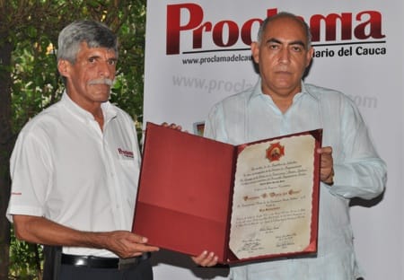 Representante Carlos Julio Bonilla Soto, hace entrega de la Resolución Orden Democracia "Simón Bolívar" Orden Democracia 2