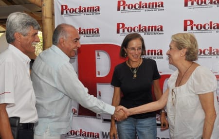 Al centro, la periodista Salud Hernández Mora Orden Democracia 4