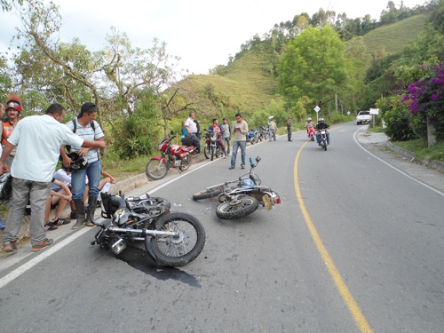 Choque de dos motos en vía a Corinto Choque de dos motos en vía a Corinto
