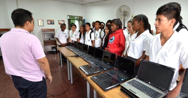 Juan René Mallama, entregó más 'Computadores para educar' en Miranda Computadores para educar