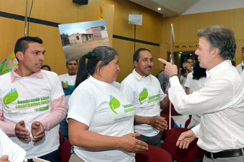 Santos entregando subsidios de vivienda en Popayán Santos entregando subsidios de vivienda en Popayán