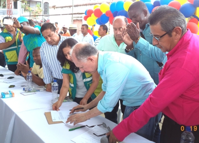 Firma convenio pavimento La Toma Suárez Firma convenio pavimento La Toma Su+írez 1