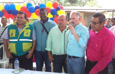 Secretario de Infraestructura, ingeniero Oscar Campo; concejal de Suárez, Lisifrey Ararat; el ingeniero contratista Orlando Revelo; el gobernador del Cauca, Temístocles Ortega, y el alcalde de Suárez, Rubén Darío Devia Morán. Firma convenio pavimento La Toma Su+írez