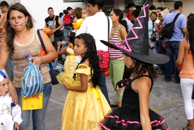 Padres de familia y adultos a cuidar los niños en Halloween Padres de familia y adultos a cuidar los niños en Halloween