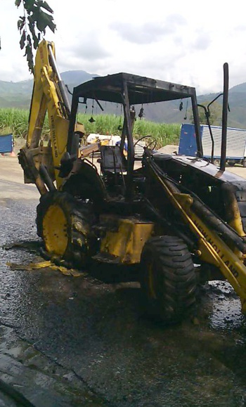 Queman retroexcavadora en el norte del Cauca Queman retroexcavadora que trabajaba en construcción del acueducto regional