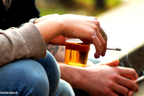 Cigarrillo y alcohol Seis hábitos que lo pueden acercar al cáncer1