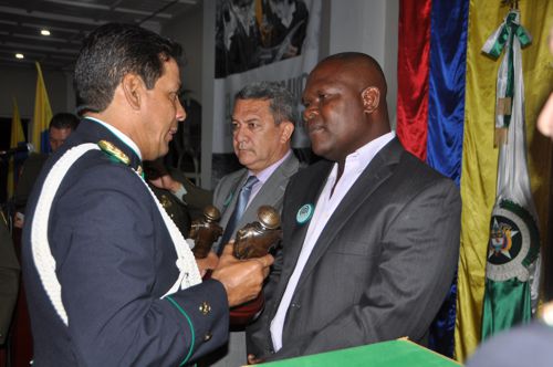 Alcalde de Guachené, Francisco José Paz Zapata (quien delegó su representación en Jesús Olider Gómez Aponzá, secretario de gobierno municipal). DSC_NOCHE DE LOS MEJORES (13)