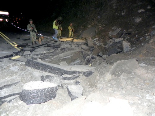 Farc destruyen vía Panamericana entre Santander y Popayán, en Caldono3
