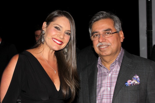 Jessica de la Peña y Mr. Pawan Munjal (CEO Hero MotorCop) Jessica de la Peña y Mr. Pawan Munjal (CEO Hero MotorCop)