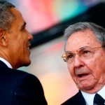 video-barack-obama-le-da-la-mano-a-raul-castro-en-el-funeral-de-nelson-mandela