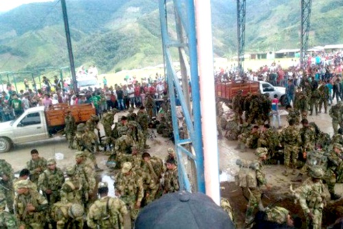 Comunidad liberó a 36 militares retenidos en Argelia - Cauca Comunidad liberó a 36 militares retenidos en Argelia - Cauca