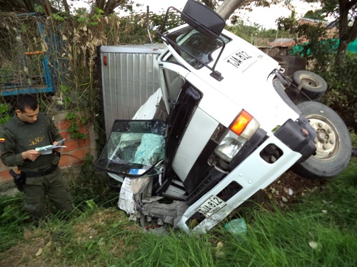 Aparatoso accidente por intento de robo en Villa Rica Aparatoso accidente por intento de robo en Villa Rica