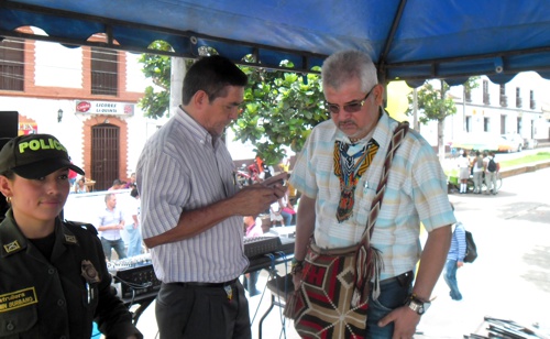 Foto: Jesús Arbey Martínez (Secretario de Gobierno) y Jorge Arias (Alcalde Municipal de Caloto). Día Internacional contra el Reclutamiento Ilícito de Niños en Caloto