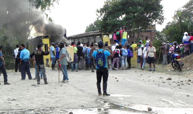 Enfrentamientos entre indígenas y Policía en Corinto Enfrentamientos entre indígenas y Policía en Corinto