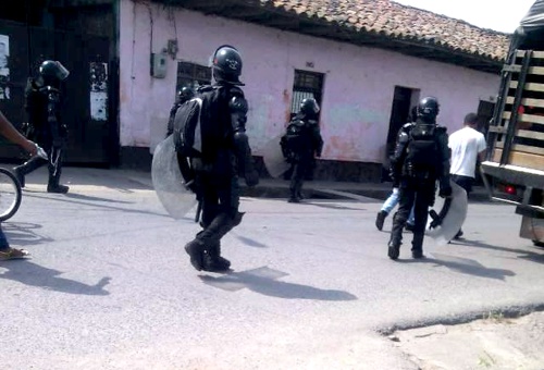 Esmad desaloja indígenas en Corinto Esmad desaloja indígenas en Corinto