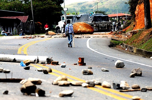 Indígenas bloquean vía Panamericana a la altura de Mondomo Indígenas bloquean vía Panamericana a la altura de Mondomo1