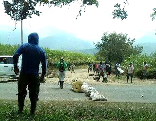 Indígenas bloquean vía a Corinto Indígenas bloquean vía a Corinto