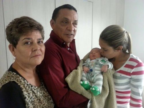 Oswaldo Galarza y Lucia Rodríguez con su nieto Juan José Oswaldo Galarza