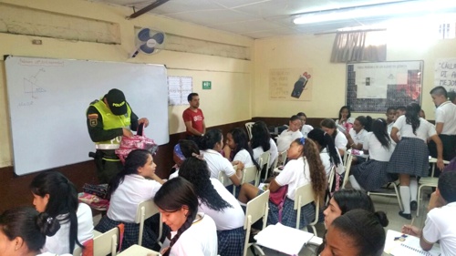 Policía realiza requisas en instituciones educativas de Santander de Quilichao Policía realiza requisas en instituciones educativas de Santander de Quilichao