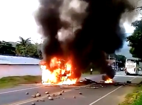 Bus incinerado en la vía Panamericana por indígenas del Cauca Bus incinerado en la vía Panamericana por indígenas del Cauca