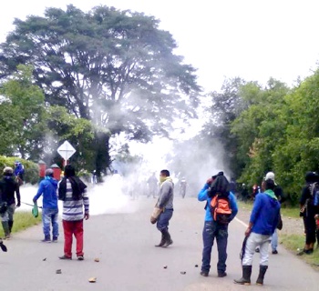 Choques entre indígenas y la fuerza pública en Caloto Choques entre indígenas y la fuerza pública en Caloto