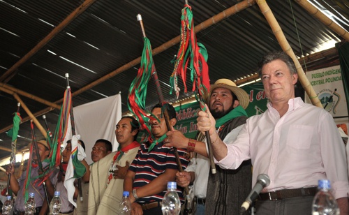 Juan Manuel Santos - Indígenas La María Instalación-del-encuentro-del-Presidente-Juan-Manuel-Santos-con-miembros-de-la-comunidad-indígena-del-Cauca-en-el-Resguardo-de-La-María-en-el-municipio-caucano-de-Piendamó.