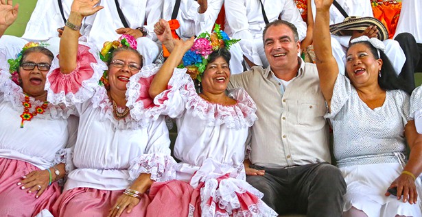 Nueva línea de crédito para la mujer rural - Aurelio Iragorri Valencia Nueva línea de crédito para la mujer rural - Aurelio Iragorri Valencia