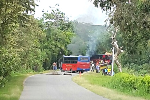 indígenas taponaron vía entre Caloto y Corinto indígenas taponaron vía entre Caloto y Corinto