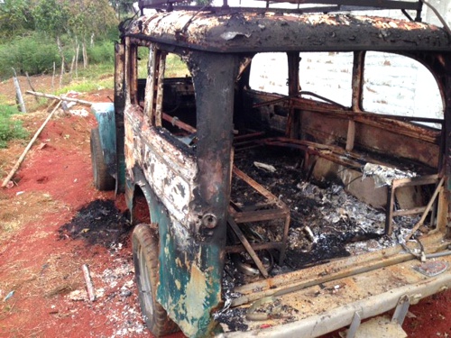 Vehículo incinerado en Quitapereza - Santander de Quilichao Vehículo incinerado en Quitapereza - Santander de Quilichao