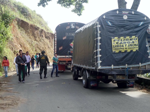 Bloquean vía Balboa - El Estrecho (Patía) Bloquean vía Balboa - El Estrecho - Cauca