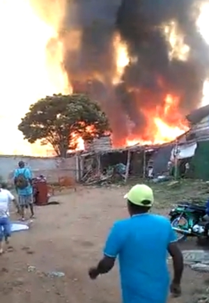 Incendio arrasó con 30 viviendas en el oriente de Cali Incendio en La Paz, oriente de Cali, Valle