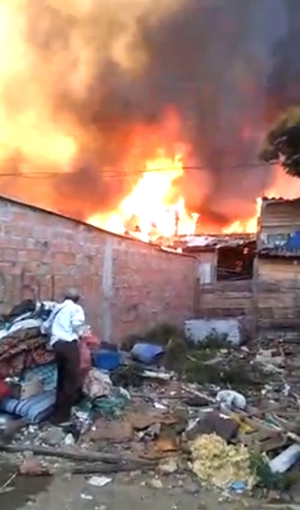 Incendio arrasó con 30 viviendas en el oriente de Cali Incendio en La Paz, oriente de Cali, Valle1