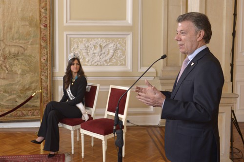 Miss Universo, embajadora en lucha contra la desnutrición infantil Presidente Santos nombró a Miss Universo embajadora ante el mundo en lucha contra la desnutrición infantil