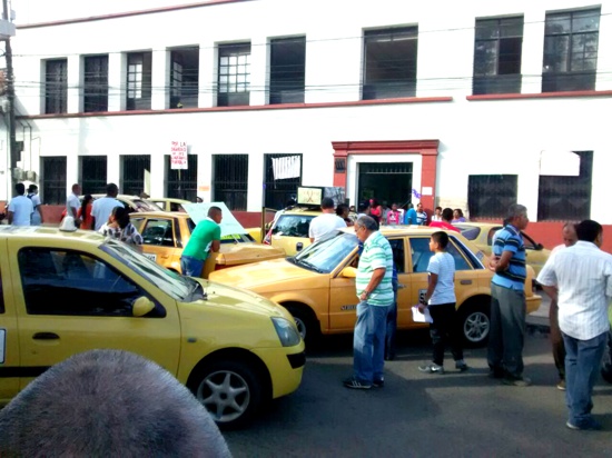 Protestas de prestadores de transporte público en Santander de Quilichao Transportadores de servicio público bloquean calles en Santander de Quilichao