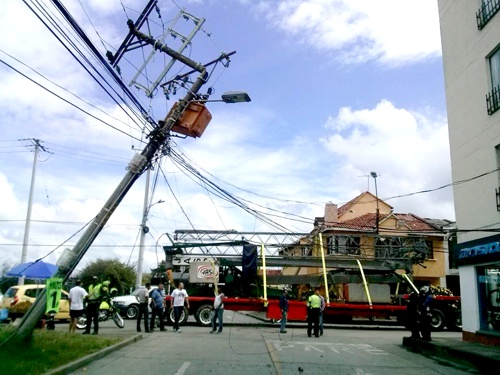 Vehículo de carga pesada afectó red eléctrica en el norte de Popayán Vehículo de carga pesada afectó red eléctrica en Popayán