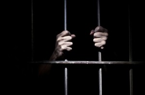 A la cárcel hombre que suplantó a un general para violar modelos
