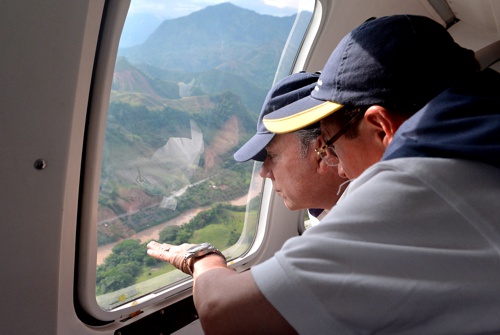 Santos sobrevolando la zona de la tragedia en Salgar, Antioquia Santos sobrevolando la zona de la tragedia en Salgar, Antioquia
