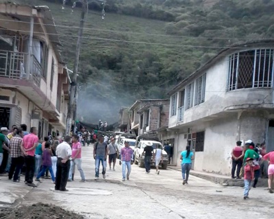 Comunidad de El Mango destruye Estación de Policía de El Mango, Argelia Comunidad de El Mango destruye Estación de Policía de El Mango, Argelia2