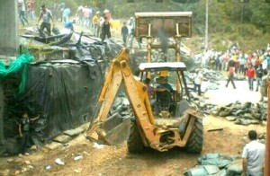 Comunidad de El Mango destruye Estación de Policía de El Mango, Argelia Comunidad de El Mango destruye Estación de Policía de El Mango, Argelia4