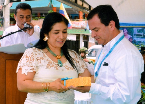 Gloria Fanny Caupaz Flórez condecora a Jhon Diego Parra - Nasa Kiwe Gloria Fanny Caupaz Flórez condecora a Jhon Diego Parra - Nasa Kiwe