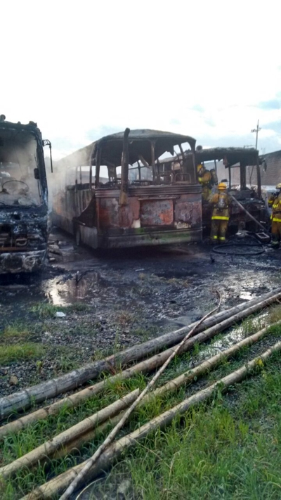 Incendio buses en Villa Rica 3